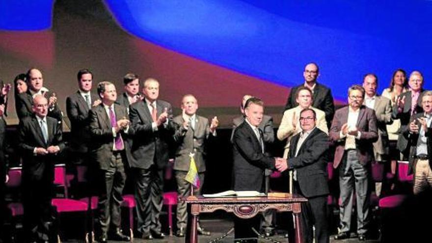 El expresidente colombiano Juan Manuel Santos y Londoño, en la firma de los acuerdos de paz de 2016. Foto: E.P.