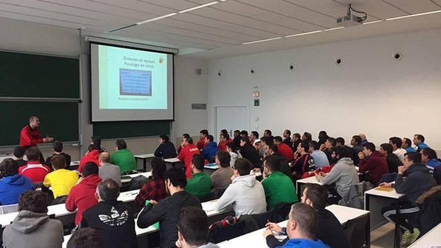 Los asistentes al curso, durante una de las sesiones de trabajo teórico.