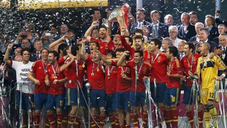 Los jugadores de España posan con la Eurocopa