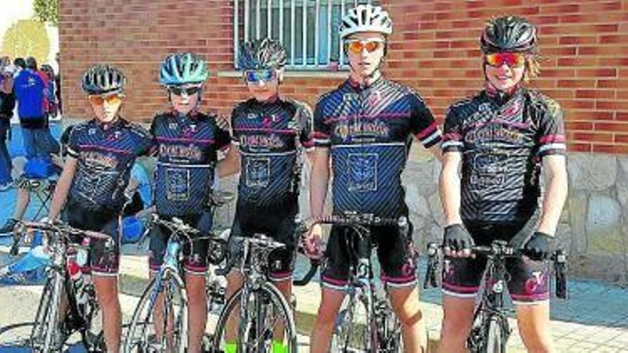 Cinco ciclistas del equipo ribero.