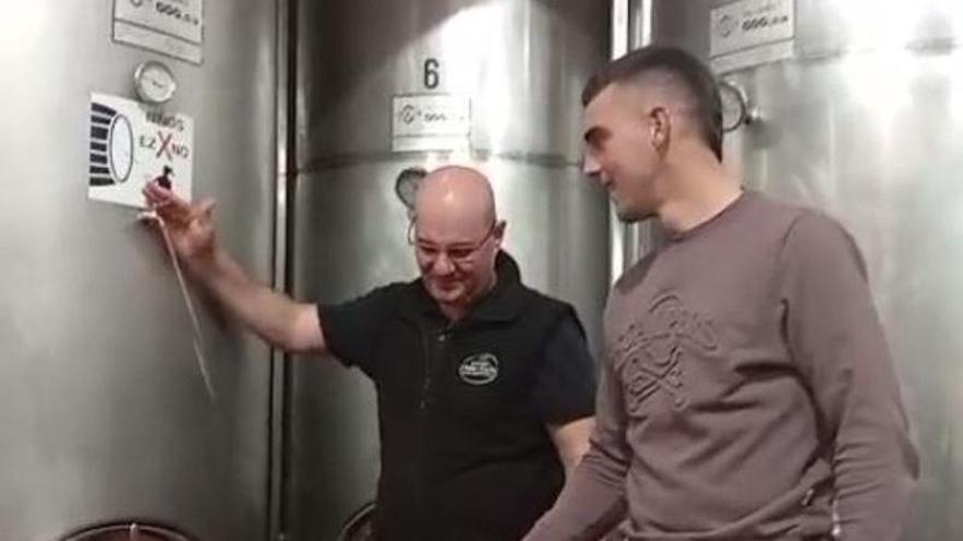 Iker Vicente, abriendo la temporada de sidrerías en el Toki Alai de Lekunberri.