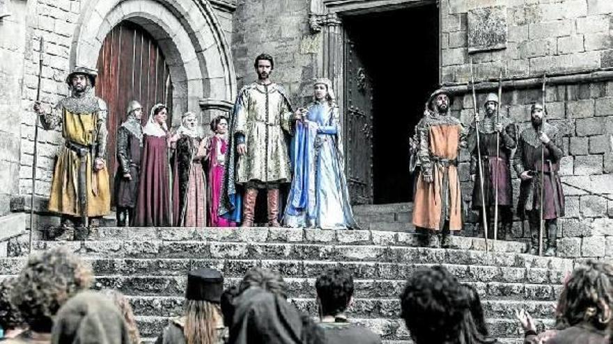 Aitor Luna y Silvia Abascal, en un momento del rodaje de ‘La catedral del mar’ en la plaza del Rey, en Barcelona.