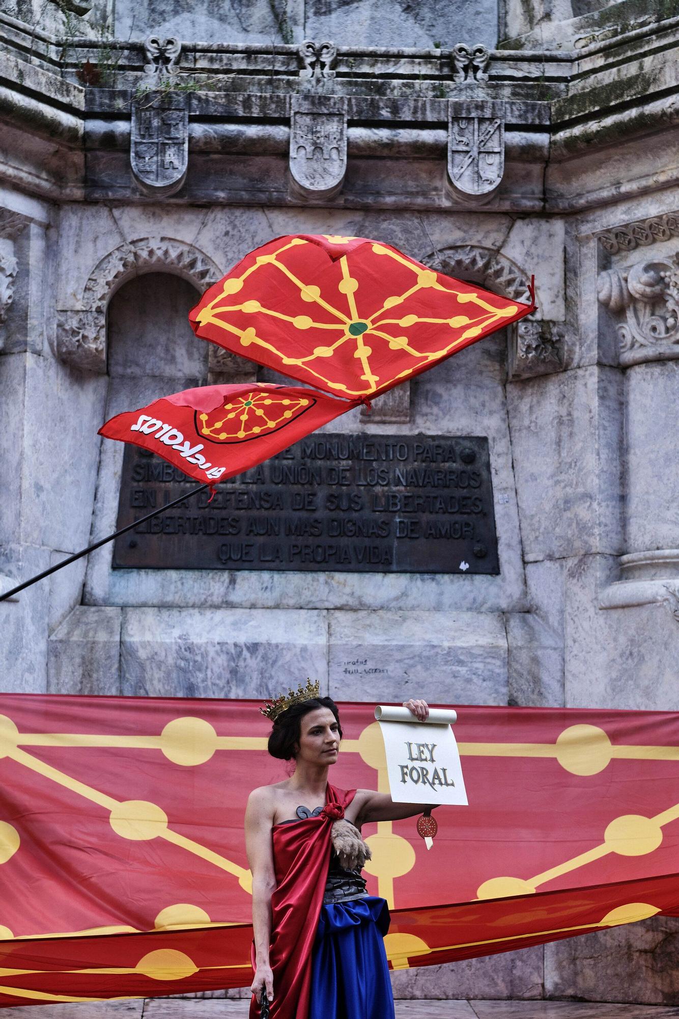 Fotos del homenaje a la estatua que corona el monumento que se erigió hace más de 100 años recordando la lucha popular en el Día de Navarra
