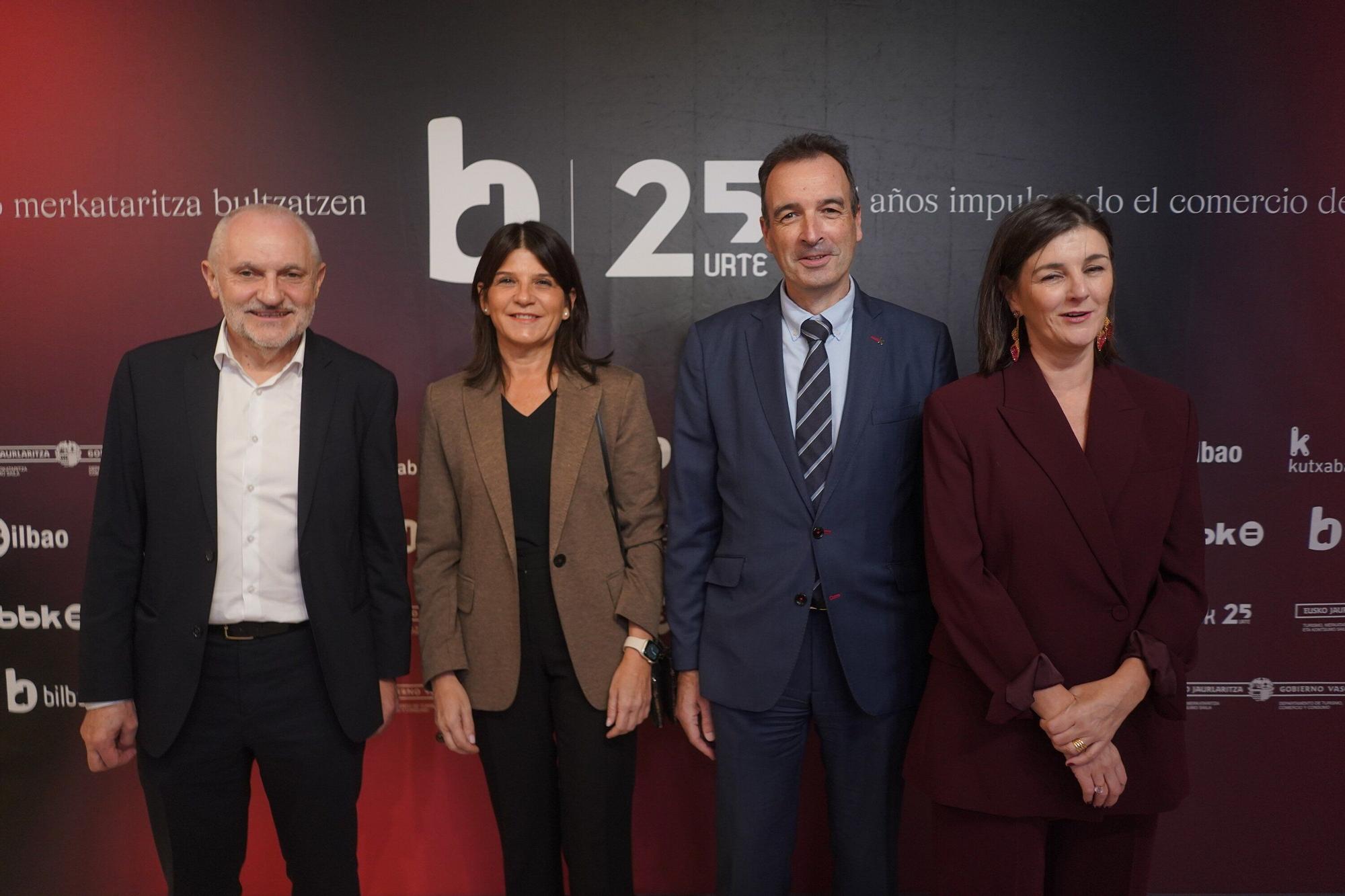 Jon Zarate, Cristina Múgica y, en nombre de BBK, Juanma Seco y Ana Churruca.