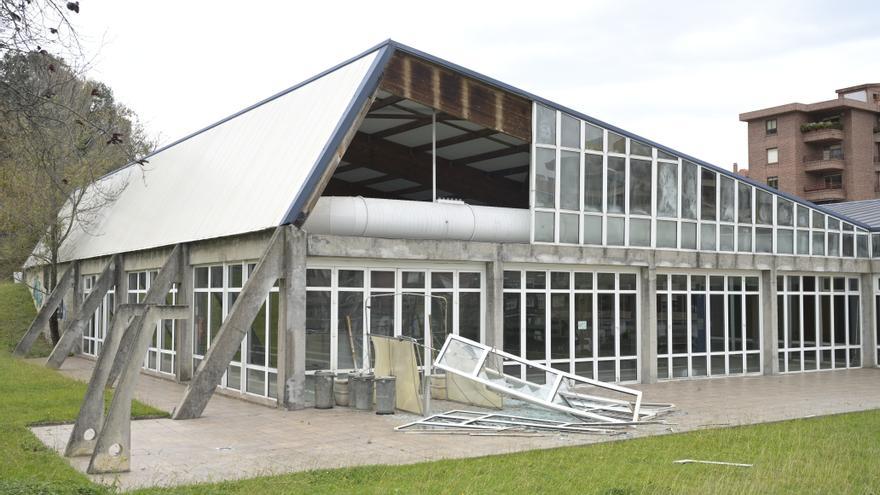 El viento se hace notar en Bizkaia: fachada caída, vuelos desviados...