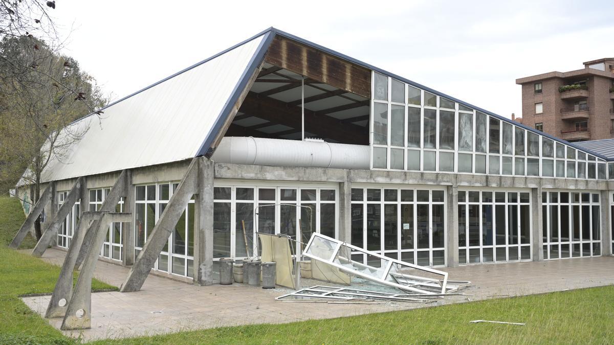 Fachada desprendida de las piscinas de Trapagaran