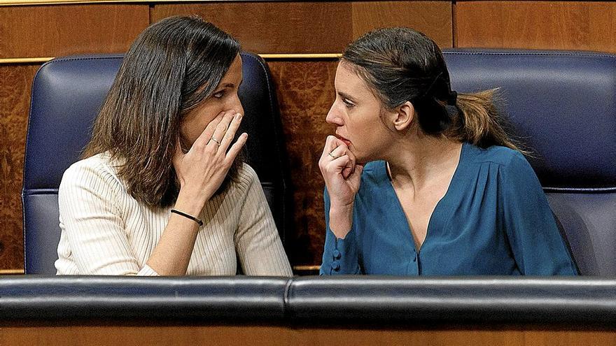 Ione Belarra e Irene Montero mantienen una conversación en una reciente sesión en el Congreso.  | FOTO: E. PRESS