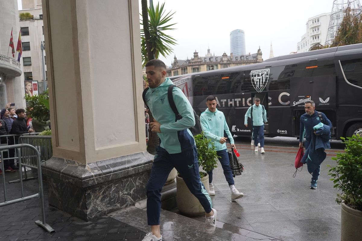 Los jugadores del Athletic llegan al hotel de concentración