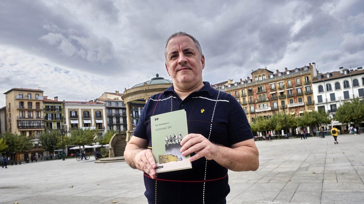 Àlex Romaguera, con un ejemplar de su libro en la plaza del Castillo. Àlex Romaguera, con un ejemplar de su libro en la plaza del Castillo.