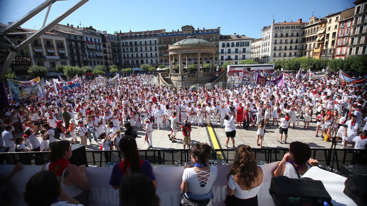 Imagen de la concentración, a la que se han unido las peñas