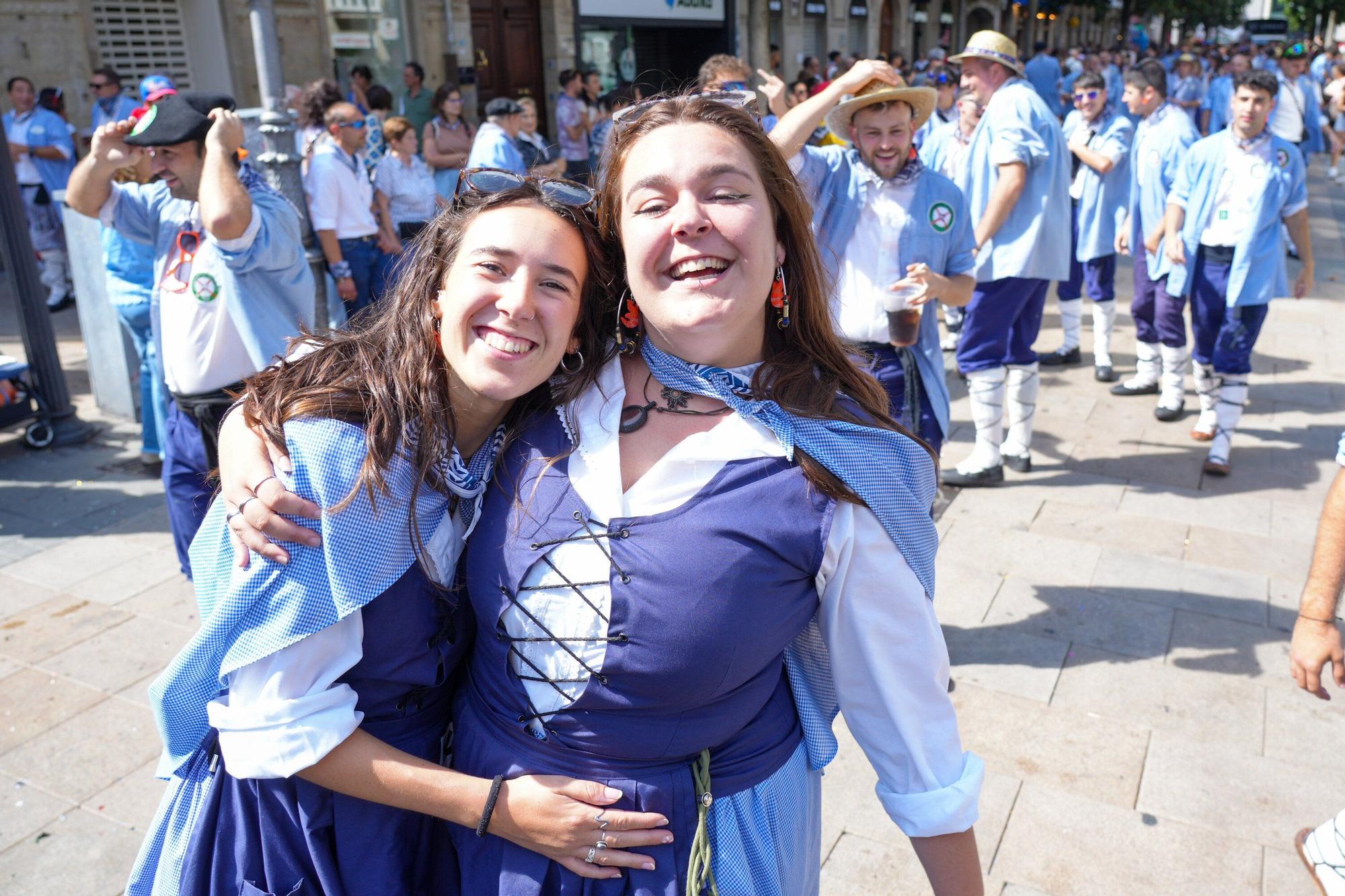 En imágenes: Blusas y neskas desfilan en el primer paseíllo