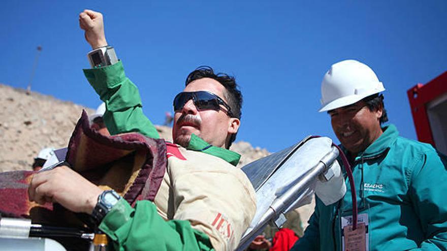 Edison Peña, de 34 años, el 12º en salir de la mina.