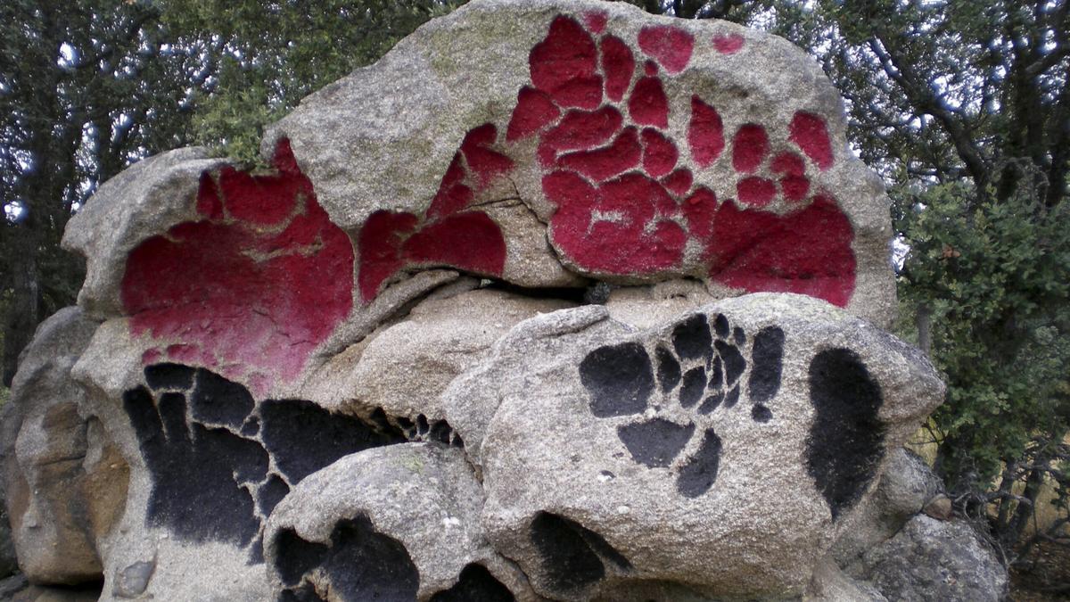 El pintado, en colores diferentes, se realizó tanto en grupos de piedras como en rocas individuales.