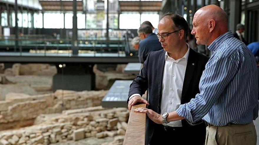 El nuevo conseller de la Presidencia y portavoz del Govern, Jordi Turull, y el exlehendakari Juan José Ibarretxe (d), visitaron este mediodía el Born Centro Cultura i Memoria de Barcelona en donde protagonizaron un coloquio dentro del ciclo &quot;El Momen
