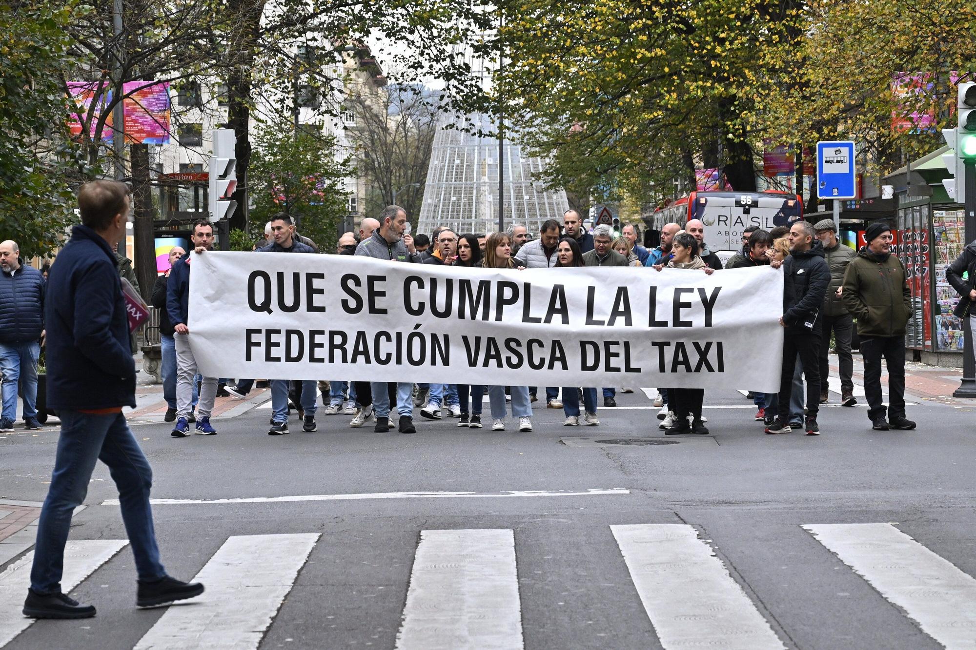 En imágenes: los taxistas vascos se movilizan para denunciar la "impunidad" de las VTC