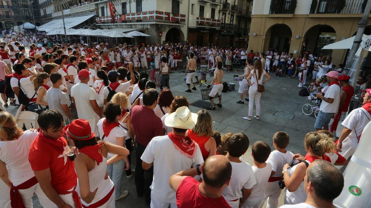 Gente viendo la actuación de una batukada en San Fermín.