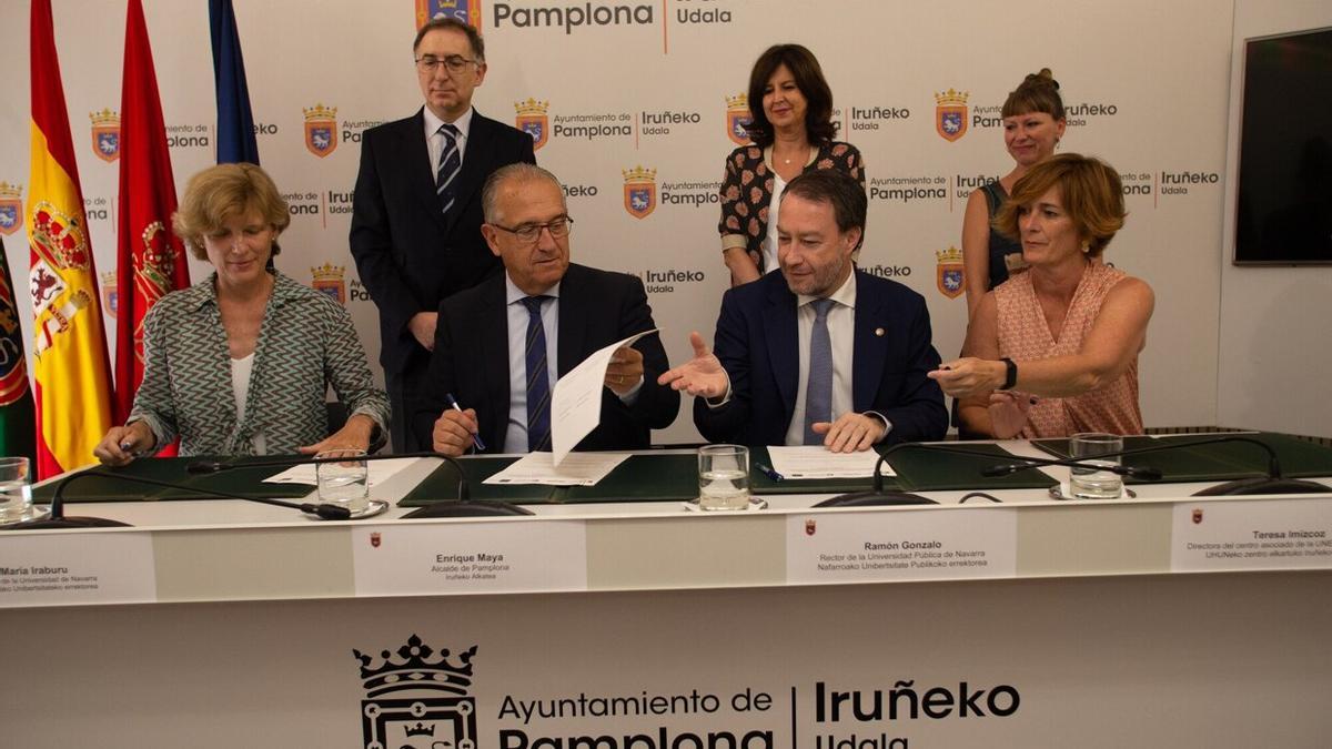 El rector de la Universidad Pública de Navarra, Ramón Gonzalo; la rectora de la Universidad de Navarra, María Iraburu; y la directora del centro asociado UNED en Pamplona, Teresa Imízcoz, firman el convenio de colaboración con el alcalde de Pamplona, Enrique Maya.