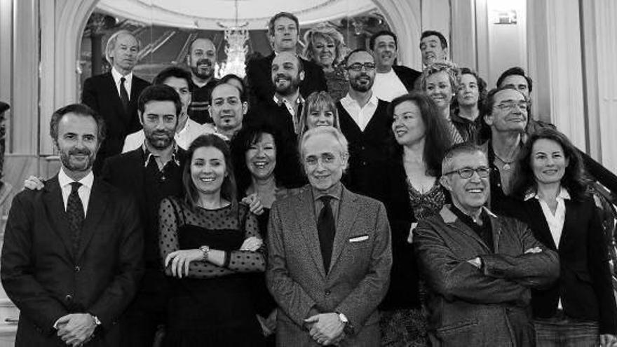 Carreras, junto a Puértolas (a su derecha) y a Sola (detrás de Sabina, con barba) y el resto del elenco.