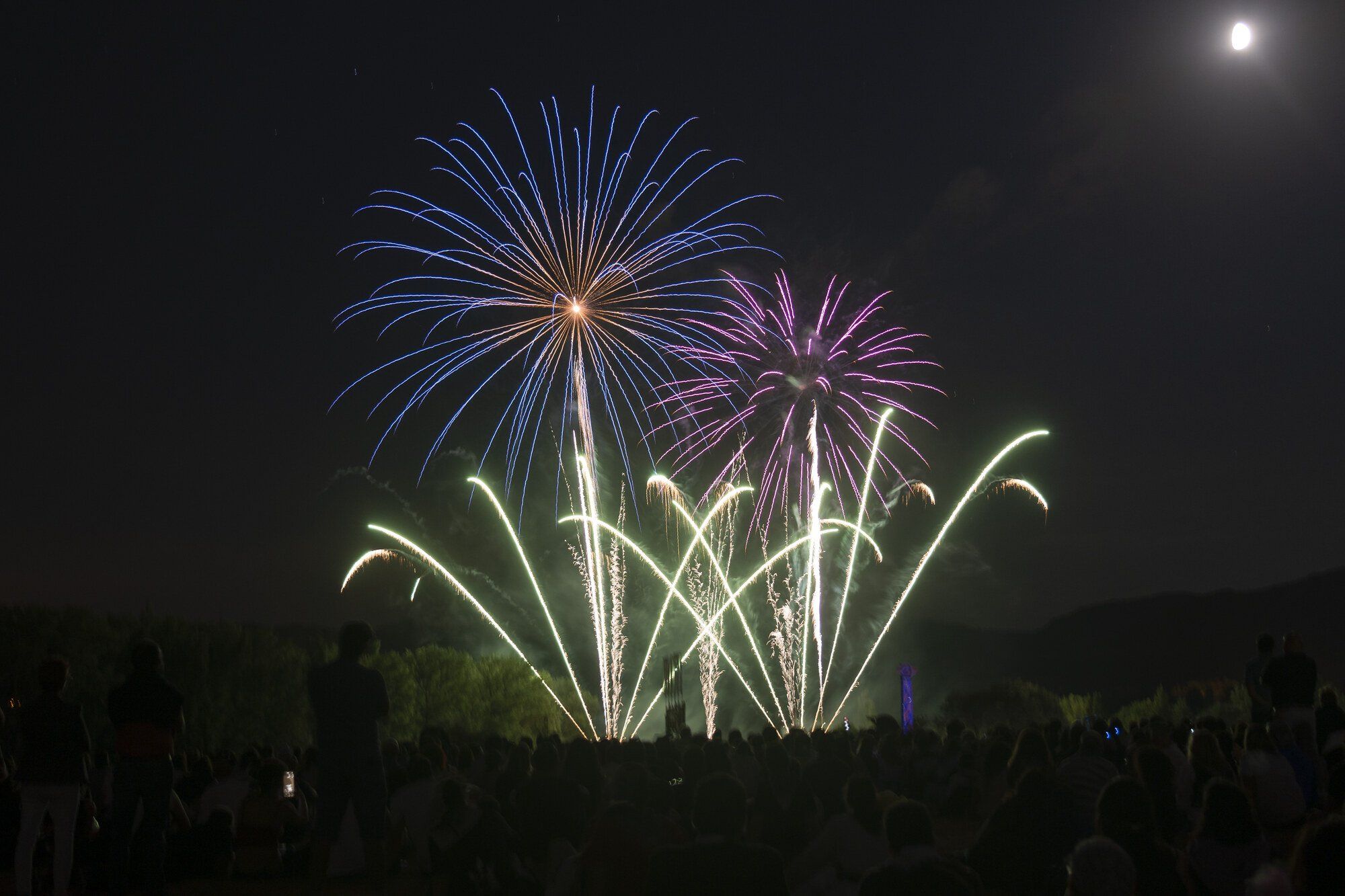 Revive los fuegos artificiales de la pasada noche