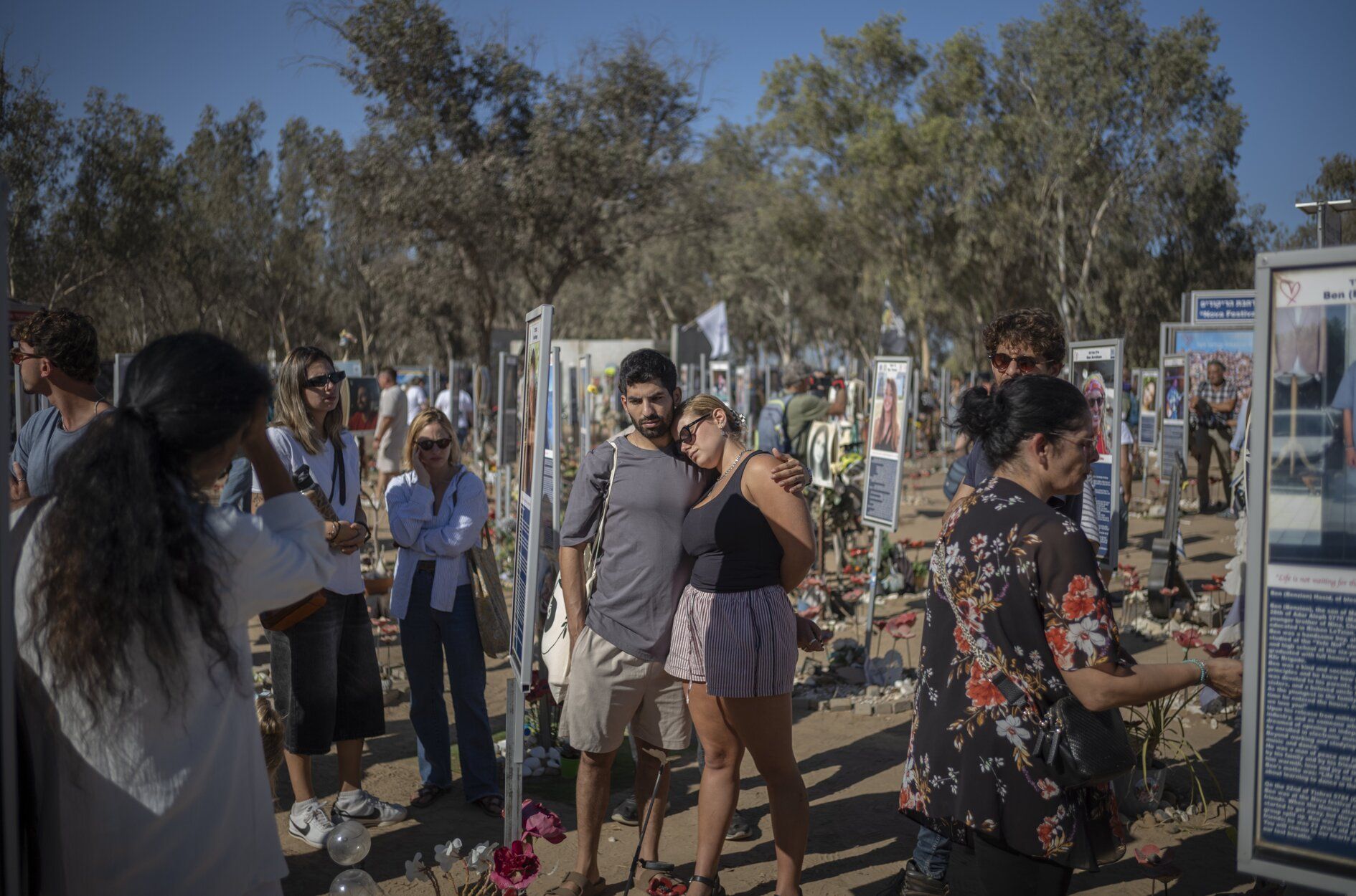 Familias israelíes visitan los monumentos conmemorativos en el recinto del festival de música Nova