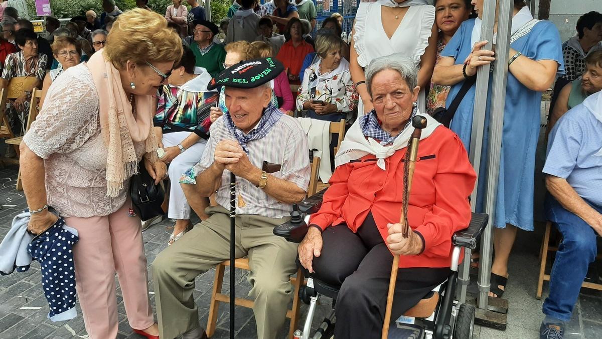 Homenaje a personas mayores en fiestas de Amurrio.