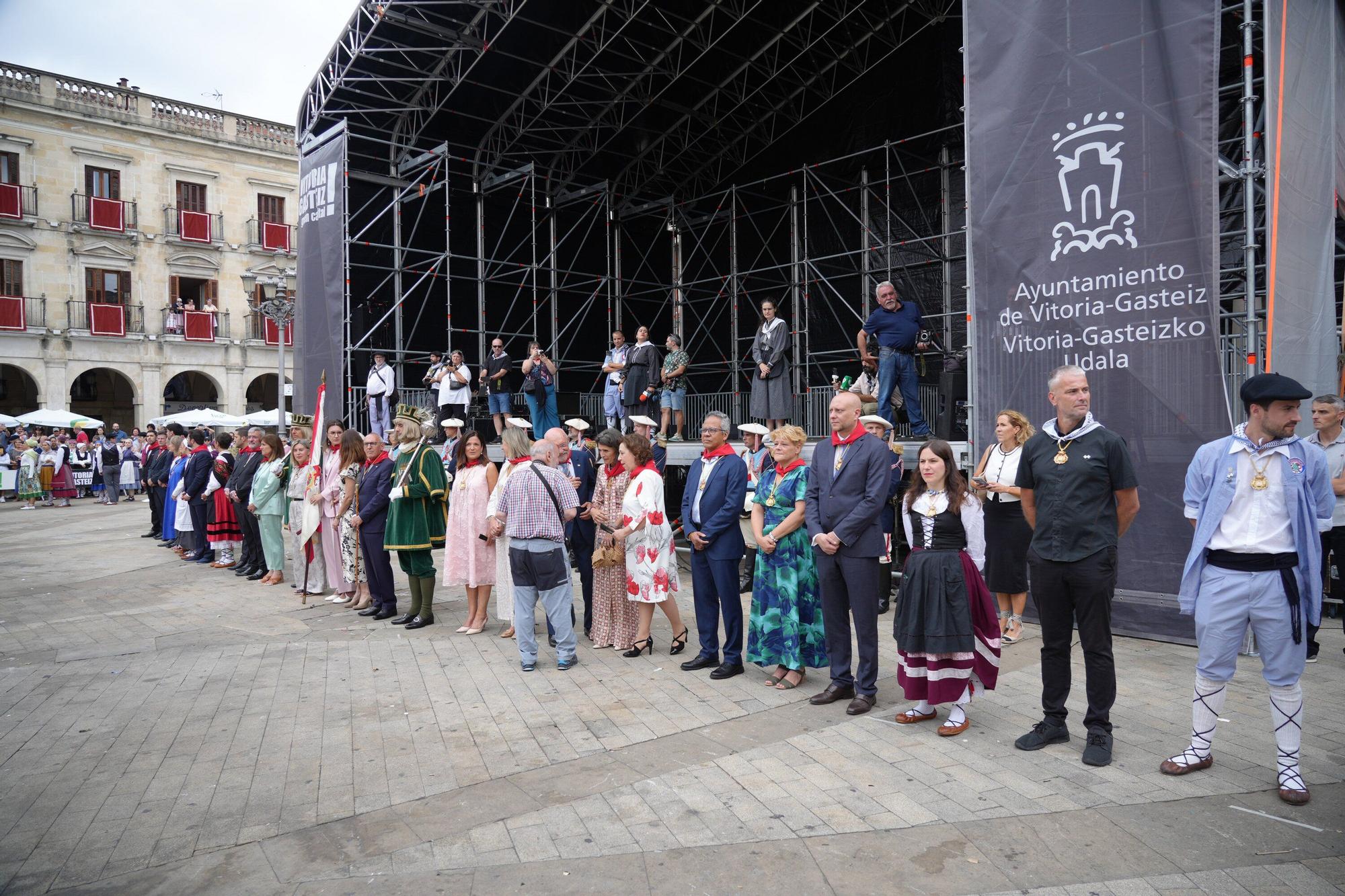 En imágenes: Los dantzaris se adueñan de la Plaza Nueva en el tradicional Zortziko