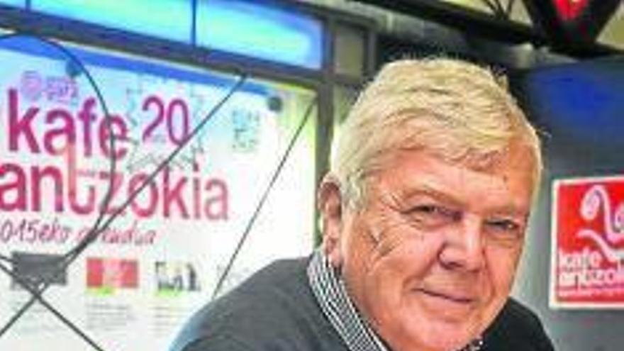 Etxaburu, antzokiaren sarrerako arkupean.