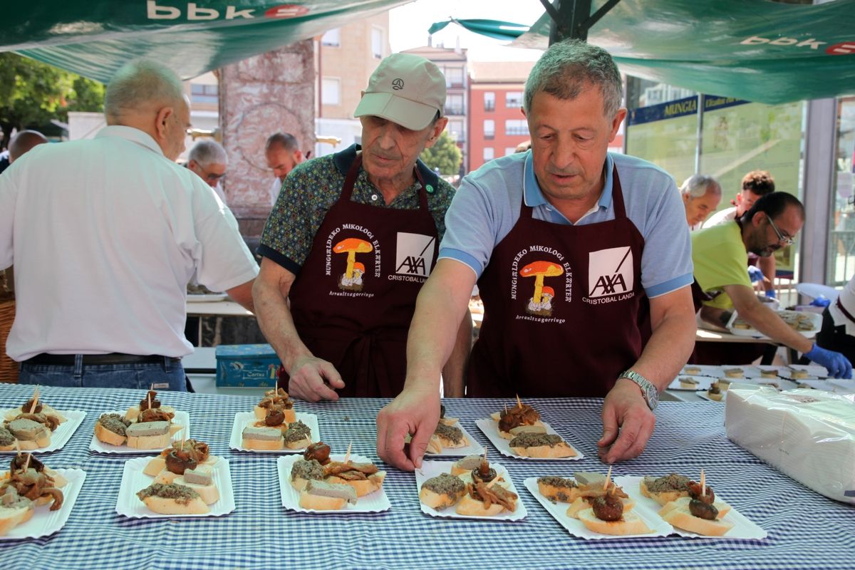 La asociación micológica Arraultzagorringo preparó diversos pintxos.