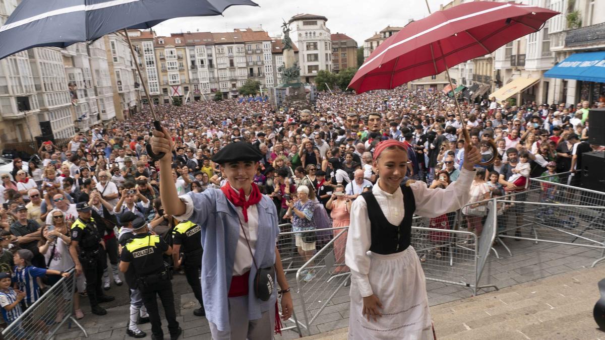 En imágenes: Así ha sido la bajada de Edurne y Celedón Txiki