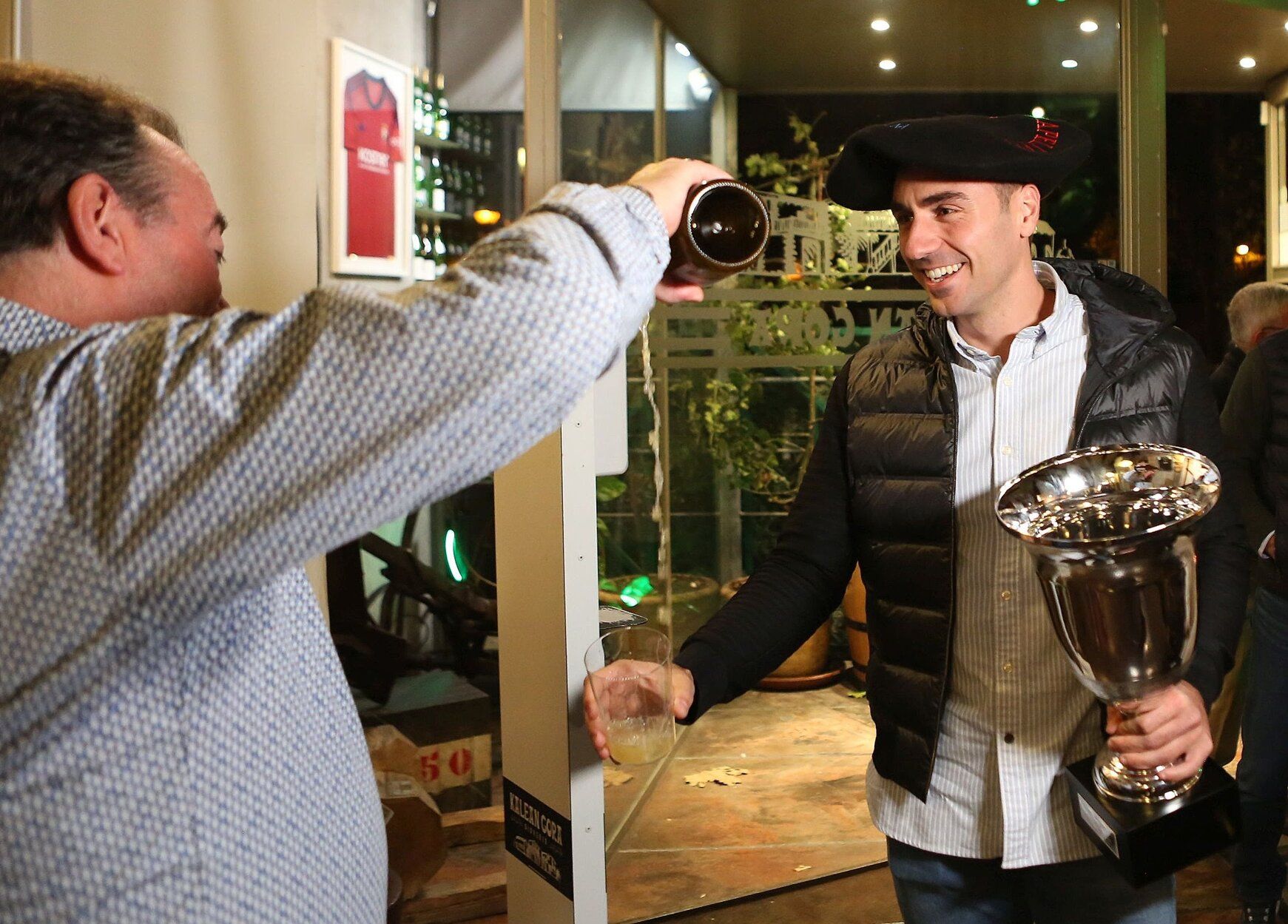 La celebración de la victoria de Peio Etxeberria