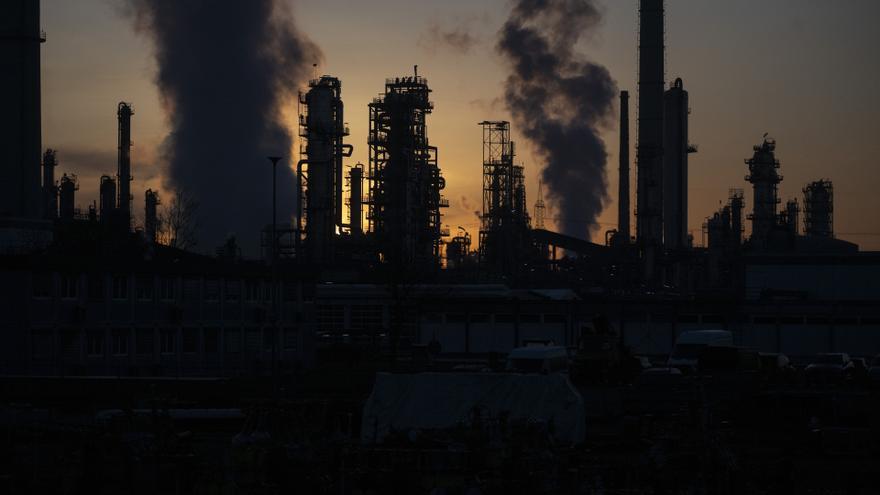 El precio del petróleo sube a 107 dólares, con las Bolsas europeas apuntando a ganancias moderadas