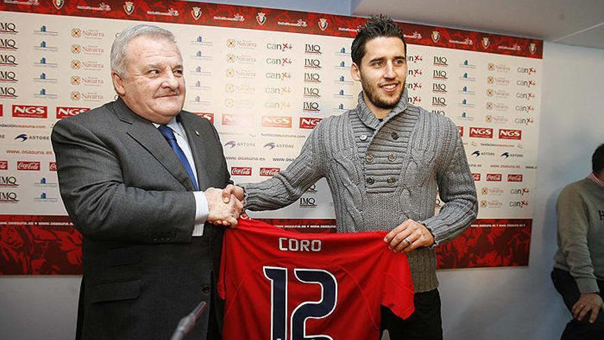 Izco y Corominas estrechan sus manos en la presentación del jugador.