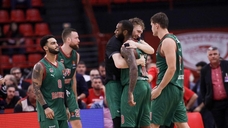 El Baskonia asalta El Pireo en un agónico final