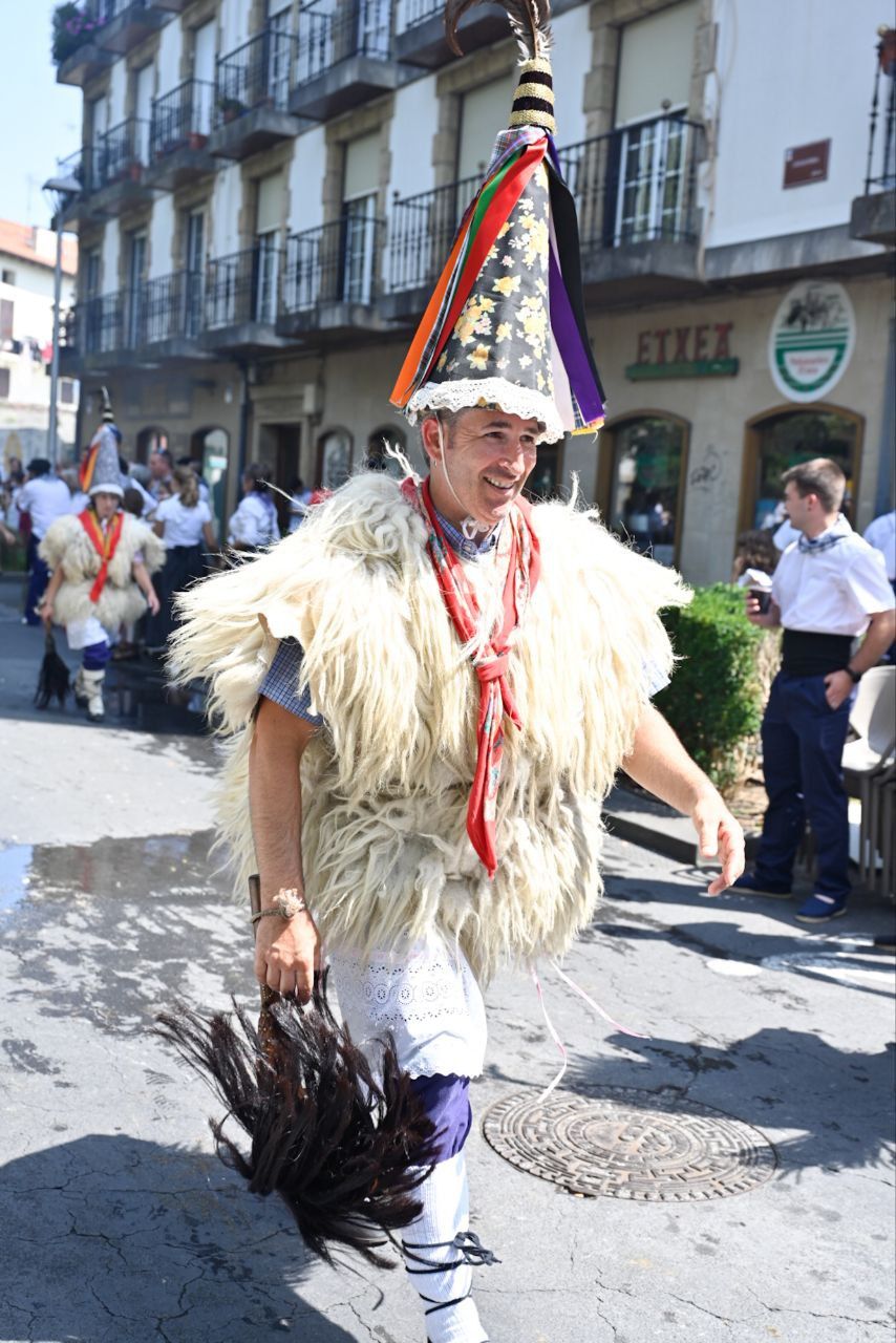 Gran ambiente en el desfile de la Euskal Jira de Irun