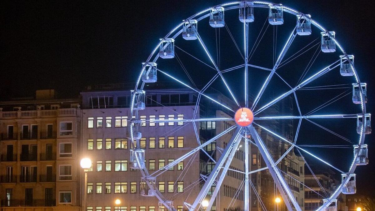 Imagen de la noria de Donostia, de noche