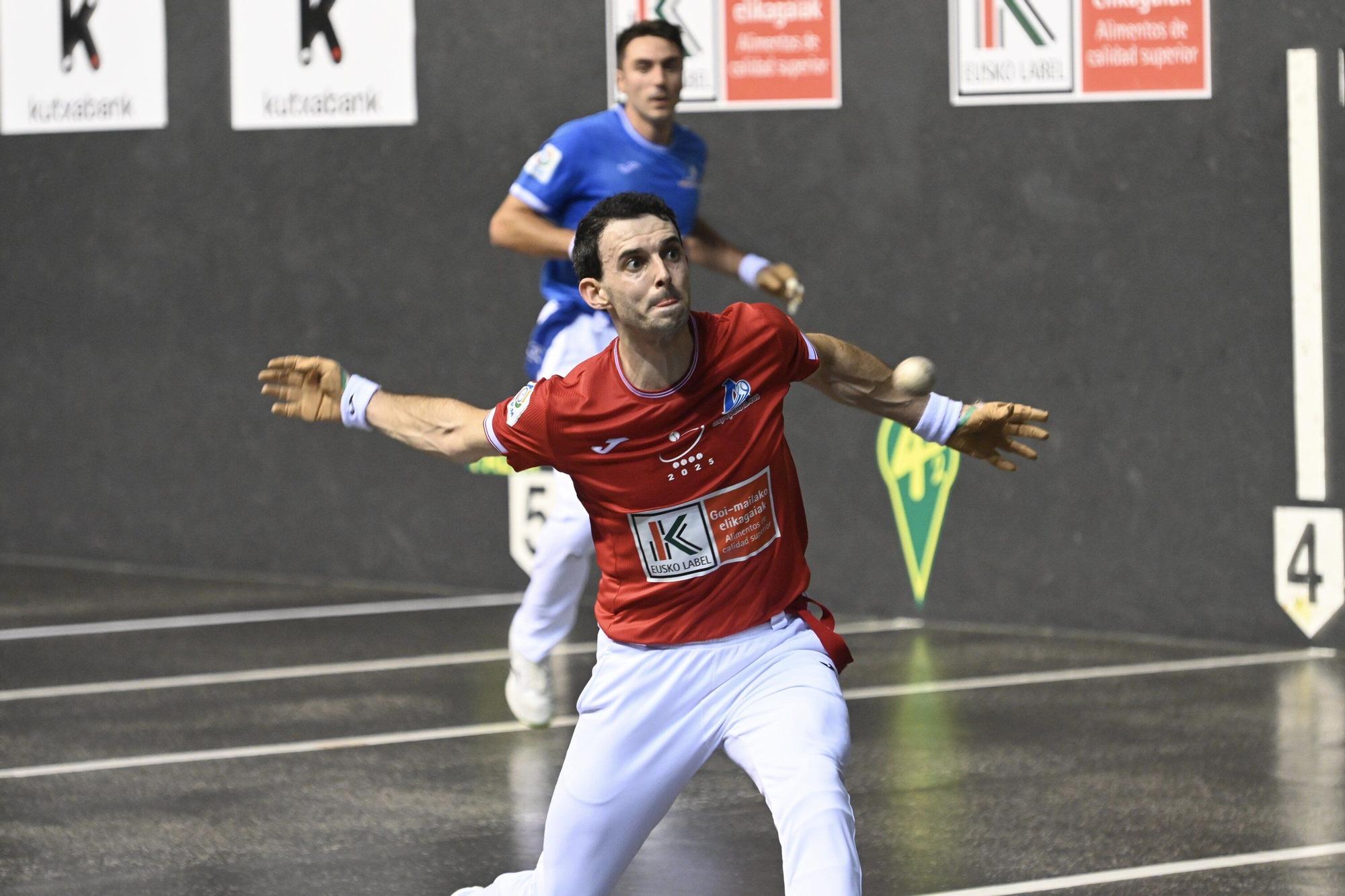 Peio Etxeberria, finalista del Cuatro y Medio por tercera vez consecutiva después de ganar a Altuna III en el Atano III de Donostia.