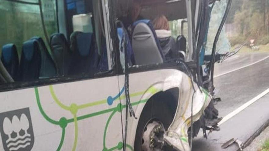 Un autobús se sale de la calzada y seis personas resultan heridas en Oñati