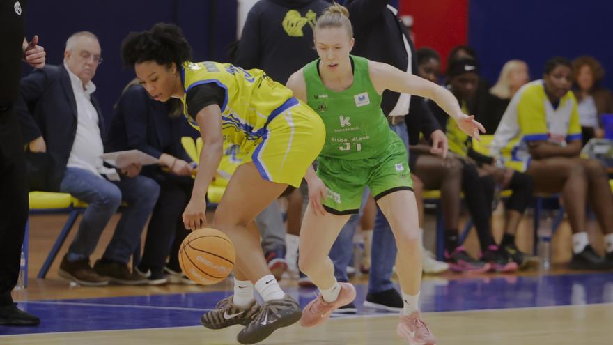 El Kutxabank Araski se impone al colista y sigue soñando