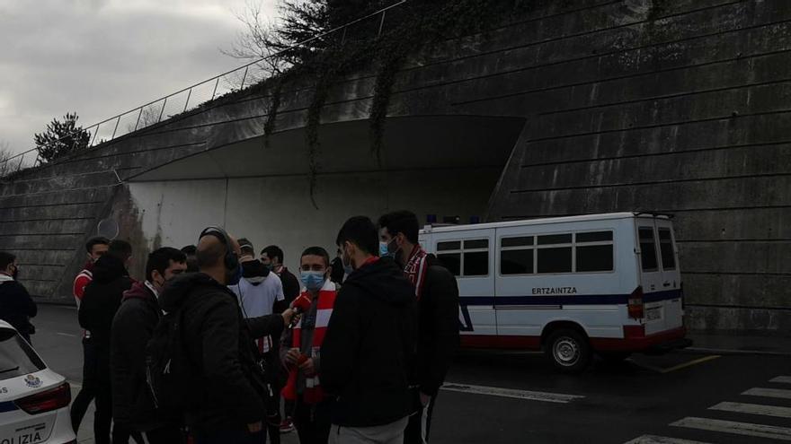 A la espera de los jugadores del Athletic en Loiu