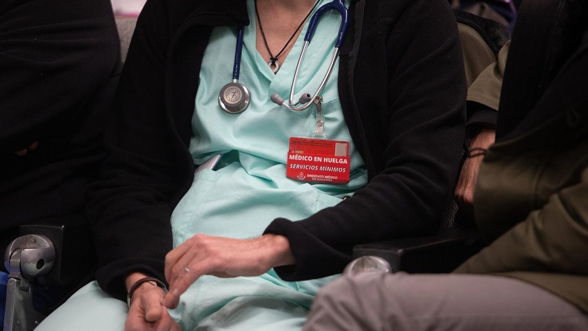 Un facultativo, con la tarjeta que indica que está en huelga. Un facultativo, con la tarjeta que indica que está en huelga.