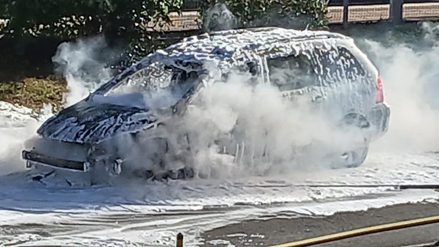 Las llamas devoran un coche aparcado en Ordizia