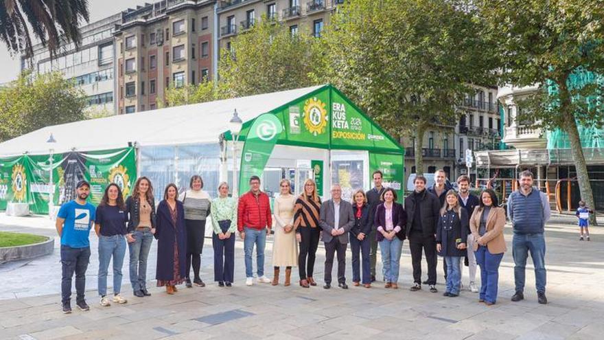 Varios impulsores y agentes políticos posan delante de la carpa GK Recycling