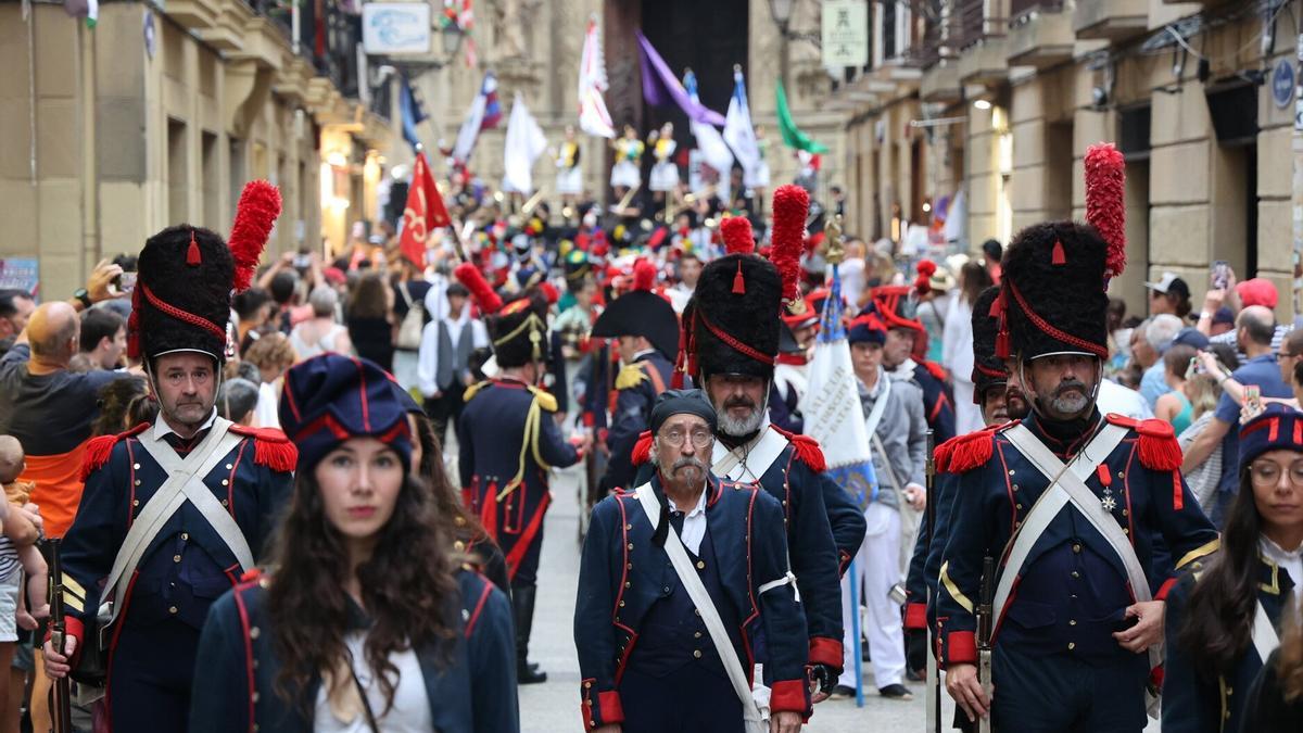 Desfile de 31 de agosto a su paso por la Parte Vieja.
