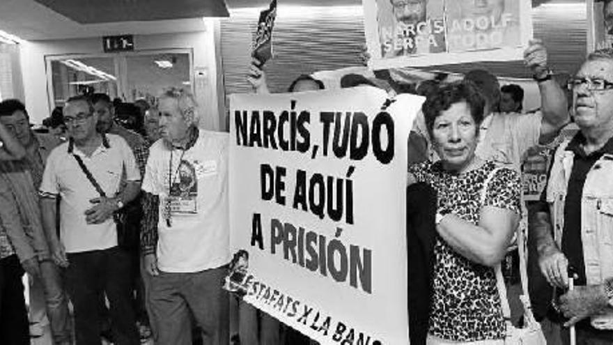 Petardos y un chorizo contra las preferentes de Catalunya Caixa y sus responsables