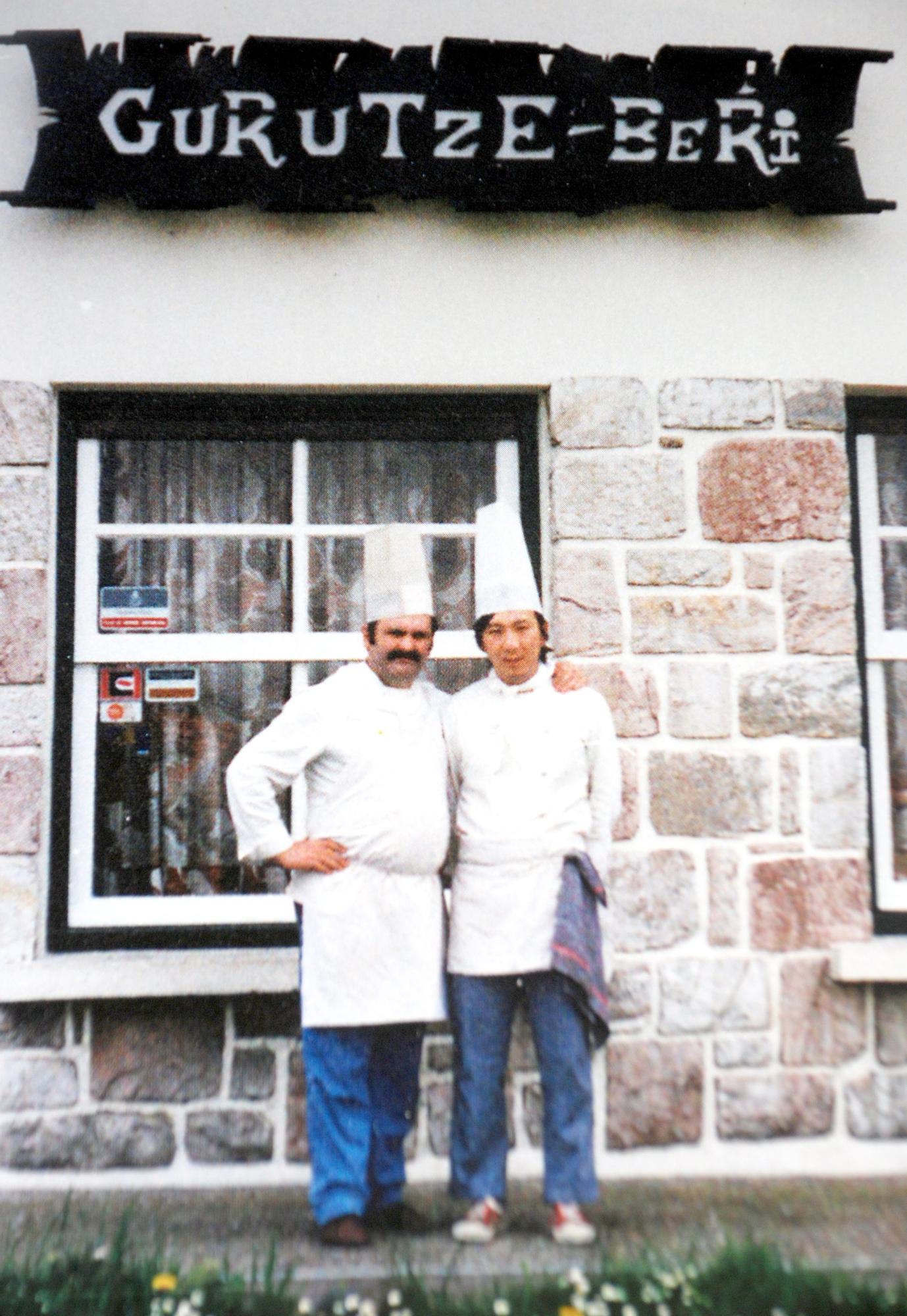 Luis Irizar y Koji Fukaya, en Gurutze Berri en 1975.