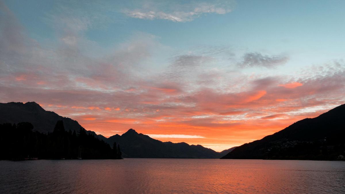 Crepúsculo sobre unas montañas.