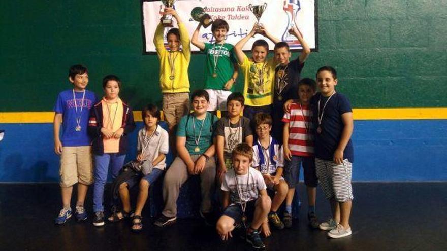 Los equipos de Gros arrasan en el Torneo Gaztedi de Ajedrez.