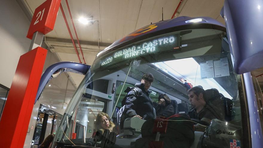 "En horas punta la gente se queda fuera y tiene que esperar al siguiente bus"