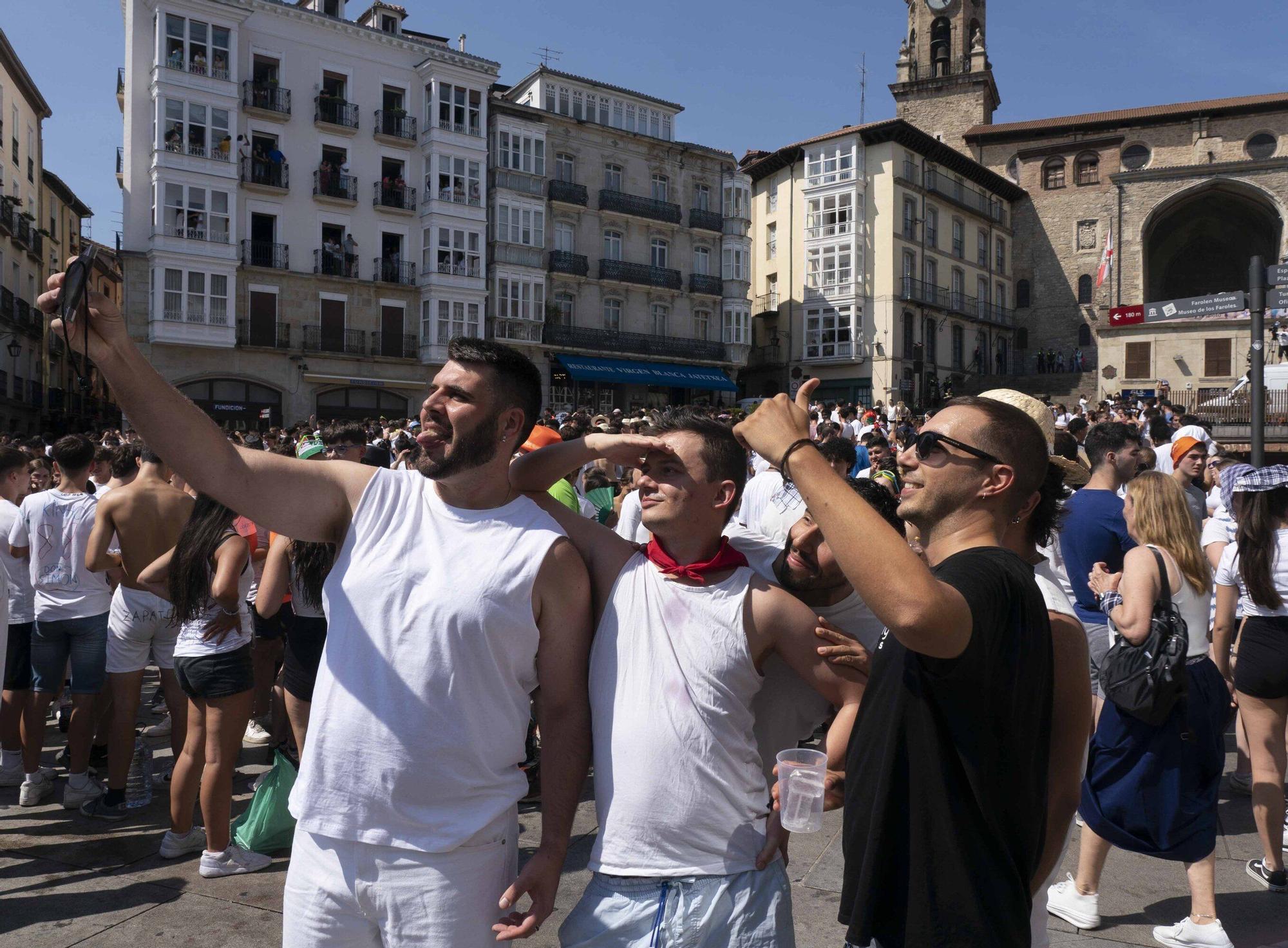 En imágenes: Vitoria sale a la calle a celebrar La Blanca tras el txupinazo