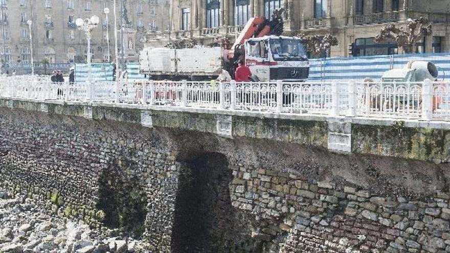 Reparan los desperfectos en el muro del río